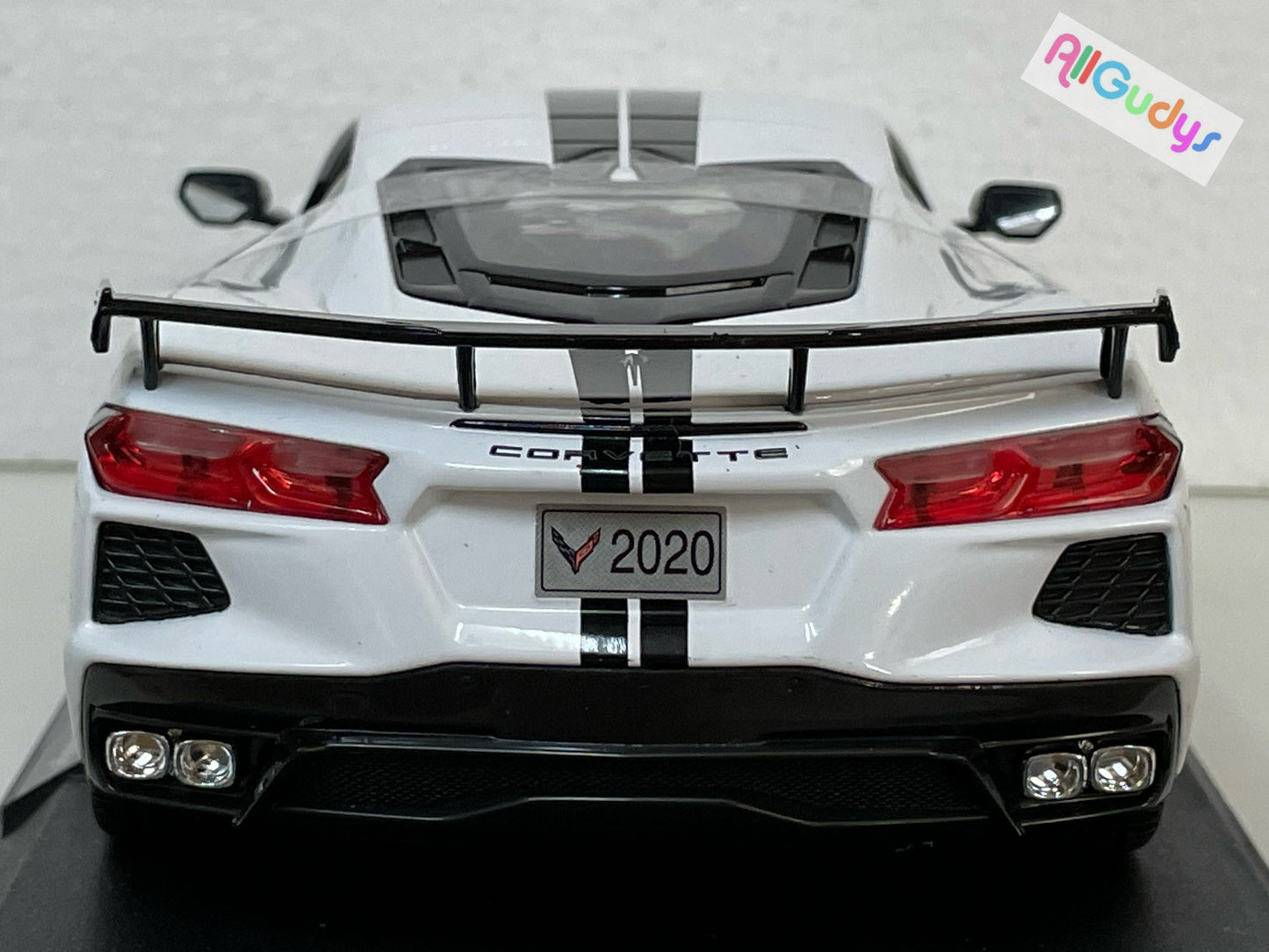 Corvette 1:18 White Black racing stripes Maisto Special Edition Die-Cast Model Car
